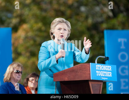 Manchester, New Hampshire, STATI UNITI D'AMERICA 24 Ott 2016 Candidato presidenziale democratica Hillary Clinton parla di Manchester, New Hampshire, Stati Uniti d'America. Credito: Andrew Cline/Alamy Live News Foto Stock