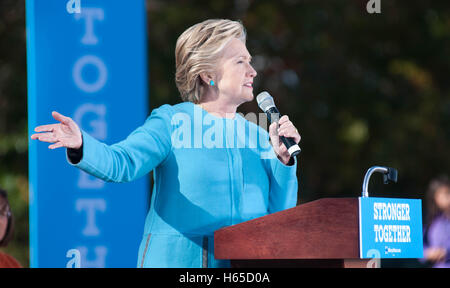 Manchester, New Hampshire, STATI UNITI D'AMERICA 24 Ott 2016 Candidato presidenziale democratica Hillary Clinton parla di Manchester, New Hampshire, Stati Uniti d'America. Credito: Andrew Cline/Alamy Live News Foto Stock