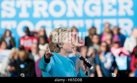 Manchester, New Hampshire, STATI UNITI D'AMERICA 24 Ott 2016 Candidato presidenziale democratica Hillary Clinton parla di Manchester, New Hampshire, Stati Uniti d'America. Credito: Andrew Cline/Alamy Live News Foto Stock