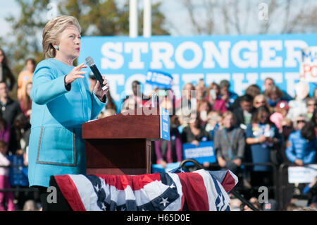 Manchester, New Hampshire, STATI UNITI D'AMERICA 24 Ott 2016 Candidato presidenziale democratica Hillary Clinton parla di Manchester, New Hampshire, Stati Uniti d'America. Credito: Andrew Cline/Alamy Live News Foto Stock