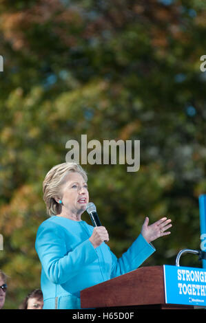 Manchester, New Hampshire, STATI UNITI D'AMERICA 24 Ott 2016 Candidato presidenziale democratica Hillary Clinton parla di Manchester, New Hampshire, Stati Uniti d'America. Credito: Andrew Cline/Alamy Live News Foto Stock