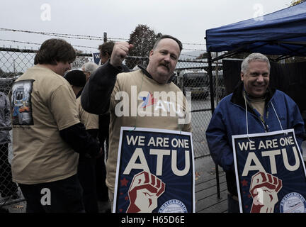 West Vancouver, Canada. 24 ott 2016. Colpendo i lavoratori alle dipendenze di autobus blu, una controllata di Translink, uomo una linea di picchetto fuori del West Vancouver Centro di Transito sul Lloyd Road. Credito: Patrick Gillin/Alamy Live News Foto Stock