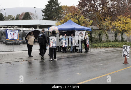 West Vancouver, Canada. 24 ott 2016. I membri di transito amalgamato Unione 134 locali, impiegati da autobus blu, una controllata di Translink, portano i segni di un picchetto fuori del West Vancouver centro di transito. Credito: Patrick Gillin/Alamy Live News Foto Stock