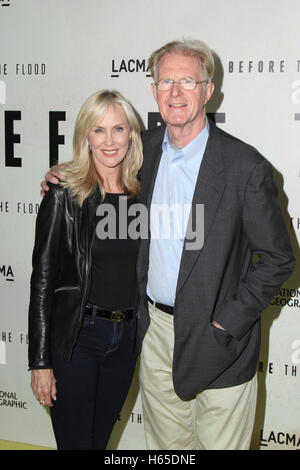 Los Angeles, Ca, Stati Uniti d'America. 24 ott 2016. Ed Begley Jr, Rachelle Carson assiste lo screening di National Geographic Channel 'prima del diluvio' a Bing Theatre al LACMA su ottobre 24, 2016 a Los Angeles, California. ( Credito: Parisa Afsahi/Media Punch)./Alamy Live News Foto Stock