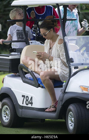 Lilly Becker e suo figlio Amadeus durante il Mondo Celebrità Pro-Am 2016 Mission Hills Cina Torneo di Golf al Blackstone Corso su ottobre 23, 2016 in Haikou, Hainan provincia della Cina. | Verwendung weltweit Foto Stock