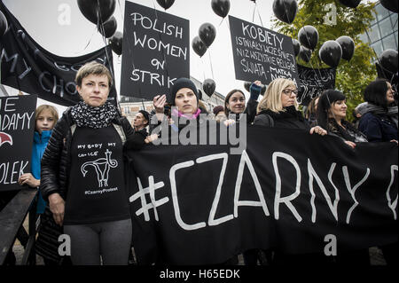 Bruxelles, Belgio. 24 ott 2016. Donne polacche in nero tenere il prostest (Czarny protesta, protesta nero) nella parte anteriore dell'UE con sede a Bruxelles, in Belgio, il 24.10.2016 sono per protestare contro il divieto previsto sull aborto in Polonia e la chiamata per il compimento delle loro richieste da Wiktor Dabkowski | Utilizzo di credito in tutto il mondo: dpa/Alamy Live News Foto Stock