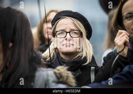 Bruxelles, Belgio. 24 ott 2016. Donne polacche in nero tenere il prostest (Czarny protesta, protesta nero) nella parte anteriore dell'UE con sede a Bruxelles, in Belgio, il 24.10.2016 sono per protestare contro il divieto previsto sull aborto in Polonia e la chiamata per il compimento delle loro richieste da Wiktor Dabkowski | Utilizzo di credito in tutto il mondo: dpa/Alamy Live News Foto Stock