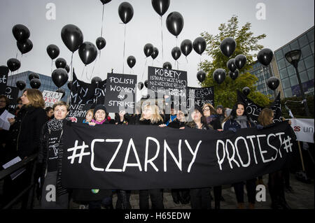 Bruxelles, Belgio. 24 ott 2016. Donne polacche in nero tenere il prostest (Czarny protesta, protesta nero) nella parte anteriore dell'UE con sede a Bruxelles, in Belgio, il 24.10.2016 sono per protestare contro il divieto previsto sull aborto in Polonia e la chiamata per il compimento delle loro richieste da Wiktor Dabkowski | Utilizzo di credito in tutto il mondo: dpa/Alamy Live News Foto Stock