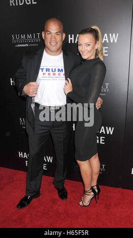 Los Angeles, California, USA. 24 ott 2016. 24 ottobre 2016 - Los Angeles California USA - Attore Tito Ortiz, ambra Nicole Miller al ''Hacksaw Ridge'' Premiere detenute presso l'Accademia di Samuel Goldwyn Theatre di Los Angeles Credito: Paolo Fenton/ZUMA filo/Alamy Live News Foto Stock