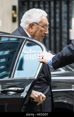 Londra, Regno Unito. 25 ott 2016. A Downing Street, Londra, 25 ottobre 2016. Ex Segretario di Stato americano Henry Kissinger la visita del Primo Ministro britannico Theresa Maggio presso la sua residenza ufficiale. Credito: Paolo Davey/Alamy Live News Foto Stock