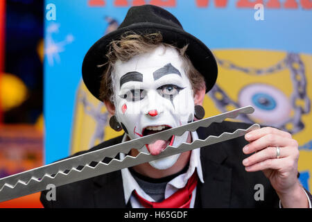 Londra, Regno Unito. 25 ottobre, 2016. Tyler Sutter di 20 Penny Circus esegue la spada deglutizione stunt in occasione del lancio di Crederci o no di Ripley! 2017 Annuale, Londra, UK Credit: Raymond codolo/Alamy Live News Foto Stock