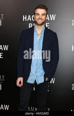 Beverly Hills, Ca. 24 ott 2016. Nathaniel Buzolic presso lo screening di Summit Entertainment 'Hacksaw Ridge' a Samuel Goldwyn Theatre il 24 ottobre 2016 a Beverly Hills, la California. Credito: David Edwards/media/punzone Alamy Live News Foto Stock