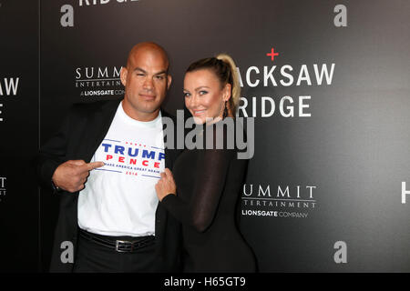 Beverly Hills, Ca. 24 ott 2016. Tito Ortiz, Ambra Nicole Miller a screening di Summit Entertainment 'Hacksaw Ridge' a Samuel Goldwyn Theatre il 24 ottobre 2016 a Beverly Hills, la California. Credito: David Edwards/media/punzone Alamy Live News Foto Stock