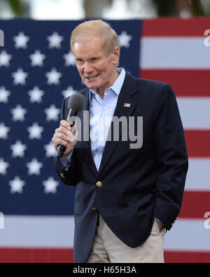 West Palm Beach, FL, Stati Uniti d'America. 24 ott 2016. Stati Uniti Il Sen. Bill Nelson, D-Florida parla come democratica vice candidato presidenziale Tim Kaine di campagne per Hillary Clinton presso l'anfiteatro di Mayer come voto anticipato inizia in Florida il 24 ottobre 2016 a West Palm Beach in Florida. Credito: Mpi04/media/punzone Alamy Live News Foto Stock