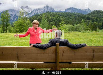 FILE - un file immagine datata 08 giugno 2015 mostra il Cancelliere tedesco Angela Merkel a parlare con il Presidente Usa Barack Obama in un prato prima del picco Wettenstein vicino a Schloss Elmau in Elmau, Germania. Il Presidente Usa Barack Obama sta tornando in Germania per una visita inaspettata. La Casa Bianca ha annunciato Martedì a Washington che il presidente uscente sarà venuta su 16 Novembre da Atene a Berlino e poi il 18 novembre viaggiando ulteriormente a Lima in Perù per un vertice. Foto: MICHAEL KAPPELER/dpa Foto Stock