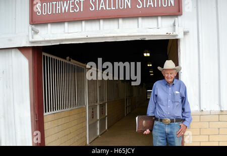 Austin, Texas, Stati Uniti d'America. Xii Sep, 2016. Charles Graham, allevatore di cavalli in Texas, sorge di fronte al sud-ovest della stazione di stallone vicino a Austin, Texas, Stati Uniti d'America, 12 settembre 2016. Foto: MICHAEL DONHAUSER/dpa/Alamy Live News Foto Stock