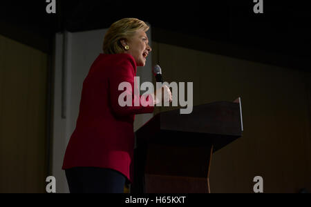 Coconut Creek, FL, Stati Uniti d'America. 25 ott 2016. Il candidato presidenziale Hillary Clinton parla di un voto anticipato nel rally di Broward college campus del Nord in Coconut Creek Martedì, Ottobre25, 2016. Clinton ha toccato l'economia, abbassando il prezzo dell'istruzione superiore e ha preso jabs all avversario Donald Trump. (Maria Lorenzino/Sun Sentinel) Credito: Sun-Sentinel/ZUMA filo/Alamy Live News Foto Stock