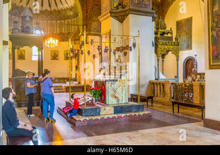 Gli interni della Cattedrale di Etchmiadzin con l altare di discesa in mezzo, Vagharshapat, Armenia Foto Stock