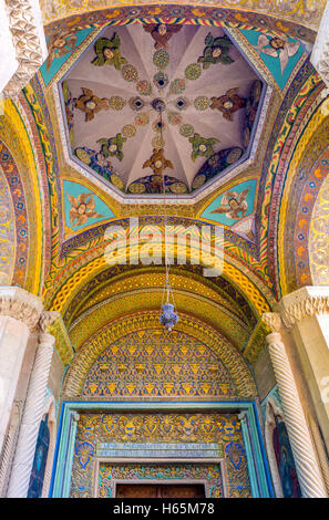 La piccola cupola sopra l'ingresso principale di Etchmiadzin Mother Cathedral, decorate con motivi scolpiti, Vagharshapat, Armenia Foto Stock