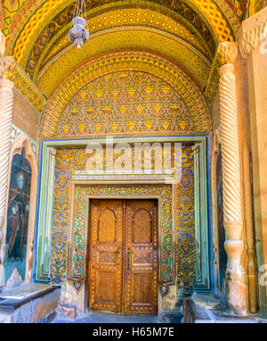 Il decor dell'ingresso principale di Etchmiadzin Mother Cathedral, include il rilievo dorato modelli bizantini, Vagharshapat, Armenia Foto Stock