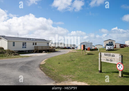 Roulotte statiche sul Perran Sands caravan park su una soleggiata giornata d'estate nr Perranporth, Cornwall, Regno Unito Foto Stock