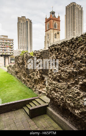 Resti del muro romano di Londra nel Barbican Centre nella City of London, Inghilterra, Regno Unito Foto Stock