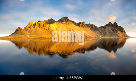 Vista panoramica del riflesso Vestrahorn montagna, Hofn Penisola Stokksnes Islanda. Foto Stock