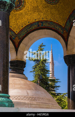 Vista della Moschea Blu attraverso la fontana tedesca, Istanbul, Turchia Foto Stock