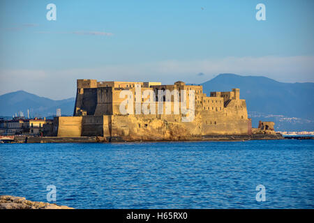 Napoli, Italia. Castel dell Ovo vista dal lungomare Francesco Caraccilolo. Foto Stock