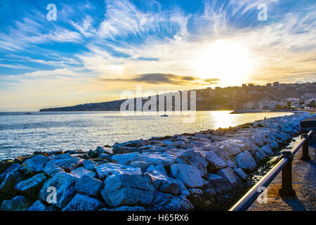 Napoli, Italia. Vista panoramica al tramonto del lungomare Francesco Caracciolo. Foto Stock