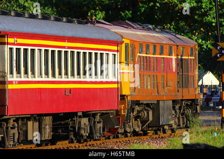 Alsthom locomotore e treno no.14 a Bangkok. Foto a Chiangmai stazione ferroviaria, Thailandia. Foto Stock