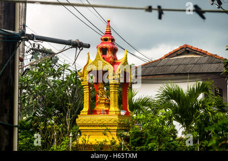 Piccolo golden buddhistic spirito casa in natura tropicale Foto Stock