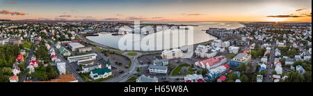 Vista aerea di Hafnarfjordur, un sobborgo di Reykjavik, Islanda. Questa immagine viene girato utilizzando un drone. Foto Stock