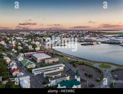 Vista aerea di Hafnarfjordur, un sobborgo di Reykjavik, Islanda. Questa immagine viene girato utilizzando un drone. Foto Stock