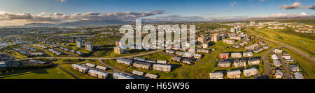 Kopavogur, un sobborgo di Reykjavik, Islanda. Questa immagine viene girato utilizzando un drone. Foto Stock
