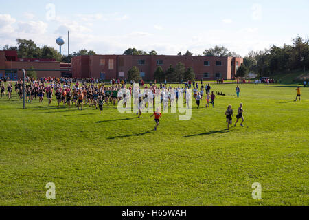 Fotografie di una scuola media cross country incontro tenutosi a Verona, Wisconsin; Ott 2016. Foto Stock