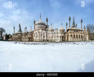 Nevicata a Brighton Royal Pavilion NB QUESTO È UN PHOTOMERGE di numerosi telai Foto Stock