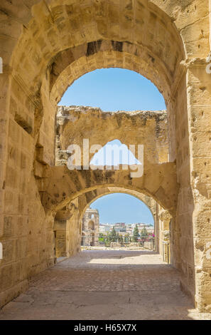 I numerosi archi di pietra nell'anfiteatro romano di fornire stabilità delle antiche mura, El Jem Foto Stock