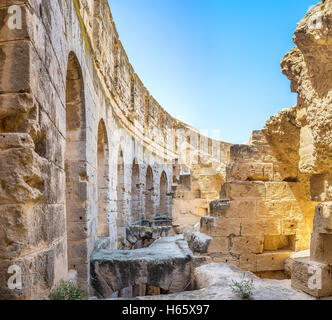 Alcune delle costruzioni nel vecchio anfiteatro romano sono state rovinate, ma la parete principale è in buone condizioni, El Jem tunisia Foto Stock