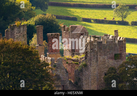 Sole autunnale sul Castello di Ludlow, visto da st Laurence Chiesa torre, Shropshire, Inghilterra, Regno Unito. Foto Stock