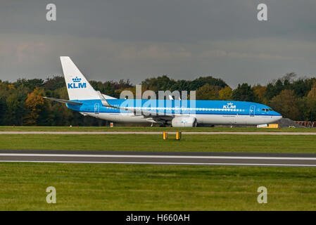 PH-BXY KLM Royal Dutch Airlines Boeing 737-8K2 Aeroporto di Manchester Inghilterra England Regno Unito. arrivi Foto Stock