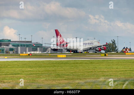 Boeing 747-443 G-VROS Virgin Atlantic rosa inglese, Airways Aeroporto di Manchester Inghilterra, rotante di decollo, partenza. Foto Stock