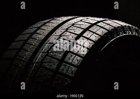 Ad alte prestazioni dei pneumatici invernali su sfondo nero Foto Stock