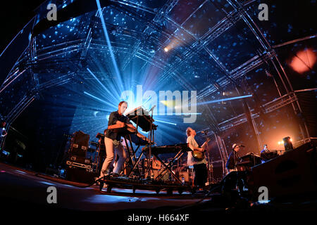 Barcellona - Jun 19: Hot Chip (electronic music band) live performance al Sonar Festival il 19 giugno 2015 a Barcellona, Spagna. Foto Stock