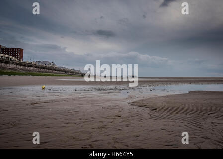 Dark, moody tramonto sulla spiaggia di Blackpool, in Inghilterra con la Blackpool Tower in background Foto Stock