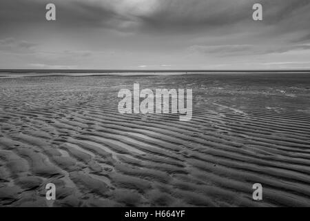 Dark, moody tramonto sulla spiaggia di Blackpool, in Inghilterra Foto Stock