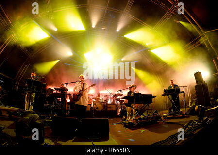 Barcellona - Jun 19: Hot Chip (electronic music band) live performance al Sonar Festival il 19 giugno 2015 a Barcellona, Spagna. Foto Stock