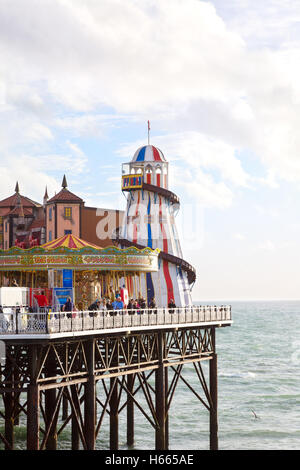 Lo scheletro dell'elter e il funfair, Brighton Pier, Brighton, East Sussex England UK Foto Stock