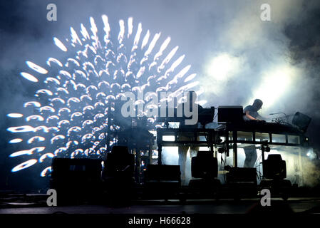 Barcellona - Jun 20: Il Chemical Brothers (electronic dance music band) musica live performance al Sonar Festival. Foto Stock