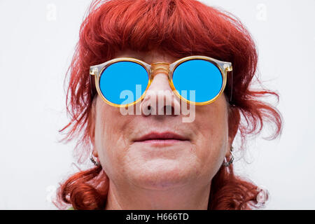 Donna di mezza età con tinta rosso capelli Foto Stock